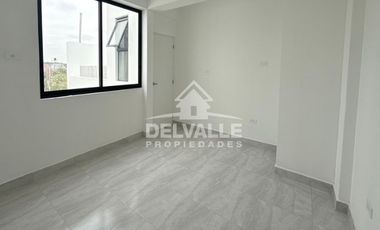 Casa de 3 Pisos en Venta – Excelente Distribución y Terraza Amplia