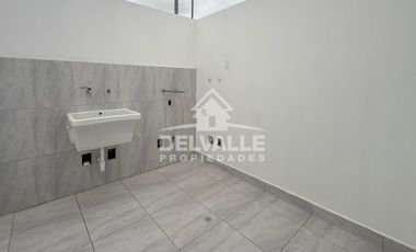 Casa de 3 Pisos en Venta – Excelente Distribución y Terraza Amplia