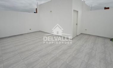 Casa de 3 Pisos en Venta – Excelente Distribución y Terraza Amplia