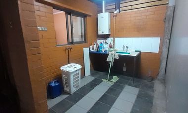 AMPLIA CASA 4 DORMITORIOS 3 BAÑOS MAS SERVICIO