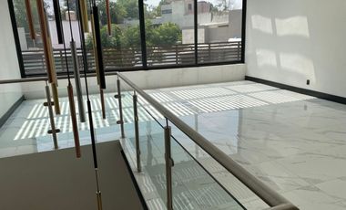Exclusiva Casa De 3 Niveles Con Elegancia Y Seguridad En Lomas De La Reforma! (41948871)