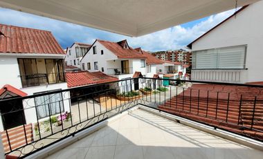 SE ARRIENDA CASA EN BOSQUES DE SANTA HELENA, SECTOR AV SUR.