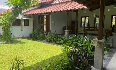 FOR RENT HUNIAN BIG GARDEN 3BR LOKASI SUPER STARTEGIS DI RENON