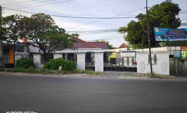 Rumah Berhalaman Luas dekat pusat kota Cirebon Lokasi Pinggir Jalan Raya Cocok Buat Kantor