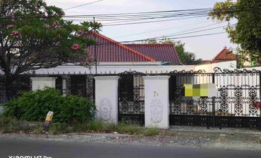 Rumah Berhalaman Luas dekat pusat kota Cirebon Lokasi Pinggir Jalan Raya Cocok Buat Kantor