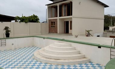 Terreno 750 m² frente al mar con suite construida, permisos y escrituras – $280.000