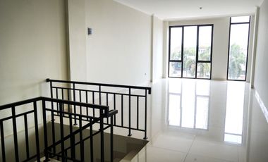 Ready-to-Use 3-Storey Shophouse Available in the Marunda Center Warehouse District.