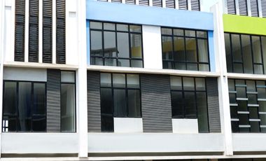Ready-to-Use 3-Storey Shophouse Available in the Marunda Center Warehouse District.