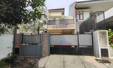 TURUN Harga! Rumah Keluarga Ideal  2 Lantai Pondok Kelapa, Duren Sawit | LT 209 m²