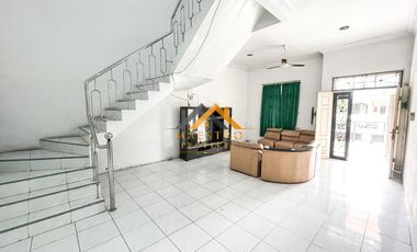 Disewakan Villa 2 Tingkat Kondisi siap huni Komplek Cemara Hijau