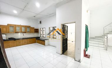 Disewakan Villa 2 Tingkat Kondisi siap huni Komplek Cemara Hijau