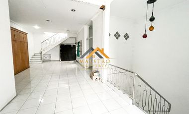 Disewakan Villa 2 Tingkat Kondisi siap huni Komplek Cemara Hijau