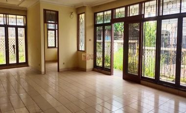 Dijual Rumah Hook Komplek Intercon Kebon Jeruk 1,5 Lantai Posisi Hoek, Dekat Puri Indah Mall & RS Siloam Kebon Jeruk Jakarta Barat