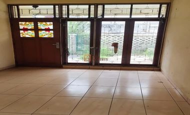 Dijual Rumah Hook Komplek Intercon Kebon Jeruk 1,5 Lantai Posisi Hoek, Dekat Puri Indah Mall & RS Siloam Kebon Jeruk Jakarta Barat