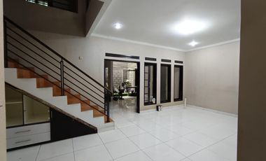 RUMAH DALAM KOMPLEK BUAHBATU MENGGER SIAP HUNI 2 LANTAI DI PUSAT KOTA BANDUNG