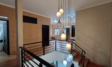 RUMAH DALAM KOMPLEK BUAHBATU MENGGER SIAP HUNI 2 LANTAI DI PUSAT KOTA BANDUNG