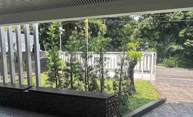Disewakan rumah Luxury depan taman area Pondok Indah dekat JIS