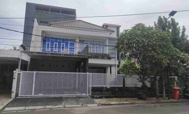 Disewakan Rumah Mewah Belakang Bakmi Golek Kalimalang