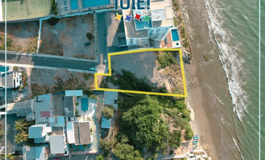 Terreno frente al mar para edificio de hasta 22 pisos en Manta