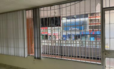 Renta de Local Comercial  en la Avenida 10 de Agosto . Quito , Ecuador.