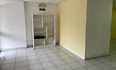 Renta de Local Comercial  en la Avenida 10 de Agosto . Quito , Ecuador.