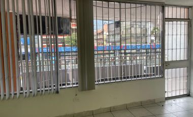 Renta de Local Comercial  en la Avenida 10 de Agosto . Quito , Ecuador.