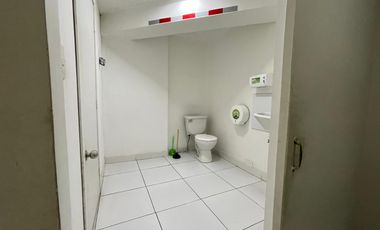 Renta de Local Comercial  en la Avenida 10 de Agosto . Quito , Ecuador.