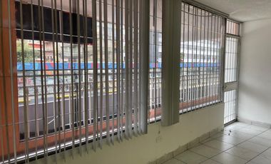 Renta de Local Comercial  en la Avenida 10 de Agosto . Quito , Ecuador.