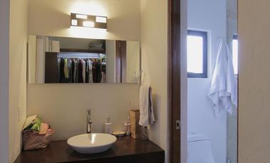 Descubre Esta Impresionante Casa De Lujo, Bien Iluminada Y Con Espacios De Diseño Únicos , Diseñada Para Ofrecer Un Estilo De Vida Excepcional.