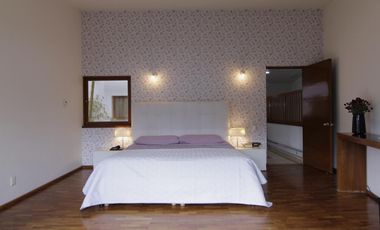 Descubre Esta Impresionante Casa De Lujo, Bien Iluminada Y Con Espacios De Diseño Únicos , Diseñada Para Ofrecer Un Estilo De Vida Excepcional.