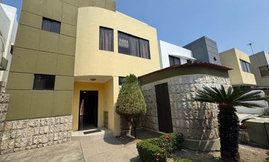 URBANIZACION MATICES ETAPA AZUL TOPACIO ALQUILO PRECIOSA, AMPLIA Y MODERNA VILLA FULL AMOBLADA, DOS PLANTAS, TRES DORMITORIOS