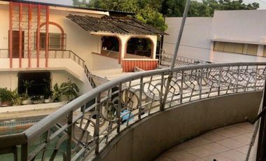 URDESA CENTRAL:VENDO CASA EN SECTOR COMERCIAL