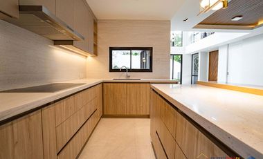 𝐁𝐫𝐚𝐧𝐝 𝐍𝐞𝐰 𝟒-𝐒𝐭𝐨𝐫𝐞𝐲 𝐌𝐨𝐝𝐞𝐫𝐧 𝐇𝐨𝐦𝐞 𝐟𝐨𝐫 𝐒𝐚𝐥𝐞 𝐚𝐭 𝐀𝐲𝐚𝐥𝐚 𝐖𝐞𝐬𝐭𝐠𝐫𝐨𝐯𝐞 𝐇𝐞𝐢𝐠𝐡𝐭𝐬 𝐢𝐧 𝐋𝐚𝐠𝐮𝐧𝐚