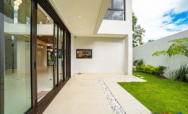 𝐁𝐫𝐚𝐧𝐝 𝐍𝐞𝐰 𝟒-𝐒𝐭𝐨𝐫𝐞𝐲 𝐌𝐨𝐝𝐞𝐫𝐧 𝐇𝐨𝐦𝐞 𝐟𝐨𝐫 𝐒𝐚𝐥𝐞 𝐚𝐭 𝐀𝐲𝐚𝐥𝐚 𝐖𝐞𝐬𝐭𝐠𝐫𝐨𝐯𝐞 𝐇𝐞𝐢𝐠𝐡𝐭𝐬 𝐢𝐧 𝐋𝐚𝐠𝐮𝐧𝐚