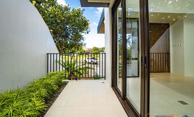 𝐁𝐫𝐚𝐧𝐝 𝐍𝐞𝐰 𝟒-𝐒𝐭𝐨𝐫𝐞𝐲 𝐌𝐨𝐝𝐞𝐫𝐧 𝐇𝐨𝐦𝐞 𝐟𝐨𝐫 𝐒𝐚𝐥𝐞 𝐚𝐭 𝐀𝐲𝐚𝐥𝐚 𝐖𝐞𝐬𝐭𝐠𝐫𝐨𝐯𝐞 𝐇𝐞𝐢𝐠𝐡𝐭𝐬 𝐢𝐧 𝐋𝐚𝐠𝐮𝐧𝐚