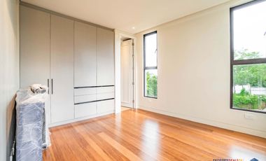 𝐁𝐫𝐚𝐧𝐝 𝐍𝐞𝐰 𝟒-𝐒𝐭𝐨𝐫𝐞𝐲 𝐌𝐨𝐝𝐞𝐫𝐧 𝐇𝐨𝐦𝐞 𝐟𝐨𝐫 𝐒𝐚𝐥𝐞 𝐚𝐭 𝐀𝐲𝐚𝐥𝐚 𝐖𝐞𝐬𝐭𝐠𝐫𝐨𝐯𝐞 𝐇𝐞𝐢𝐠𝐡𝐭𝐬 𝐢𝐧 𝐋𝐚𝐠𝐮𝐧𝐚