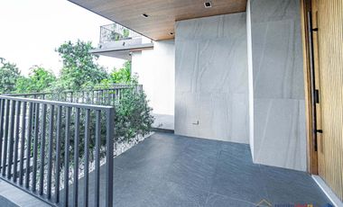 𝐁𝐫𝐚𝐧𝐝 𝐍𝐞𝐰 𝟒-𝐒𝐭𝐨𝐫𝐞𝐲 𝐌𝐨𝐝𝐞𝐫𝐧 𝐇𝐨𝐦𝐞 𝐟𝐨𝐫 𝐒𝐚𝐥𝐞 𝐚𝐭 𝐀𝐲𝐚𝐥𝐚 𝐖𝐞𝐬𝐭𝐠𝐫𝐨𝐯𝐞 𝐇𝐞𝐢𝐠𝐡𝐭𝐬 𝐢𝐧 𝐋𝐚𝐠𝐮𝐧𝐚