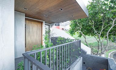 𝐁𝐫𝐚𝐧𝐝 𝐍𝐞𝐰 𝟒-𝐒𝐭𝐨𝐫𝐞𝐲 𝐌𝐨𝐝𝐞𝐫𝐧 𝐇𝐨𝐦𝐞 𝐟𝐨𝐫 𝐒𝐚𝐥𝐞 𝐚𝐭 𝐀𝐲𝐚𝐥𝐚 𝐖𝐞𝐬𝐭𝐠𝐫𝐨𝐯𝐞 𝐇𝐞𝐢𝐠𝐡𝐭𝐬 𝐢𝐧 𝐋𝐚𝐠𝐮𝐧𝐚