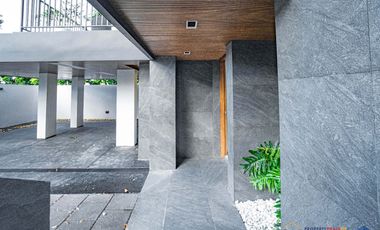 𝐁𝐫𝐚𝐧𝐝 𝐍𝐞𝐰 𝟒-𝐒𝐭𝐨𝐫𝐞𝐲 𝐌𝐨𝐝𝐞𝐫𝐧 𝐇𝐨𝐦𝐞 𝐟𝐨𝐫 𝐒𝐚𝐥𝐞 𝐚𝐭 𝐀𝐲𝐚𝐥𝐚 𝐖𝐞𝐬𝐭𝐠𝐫𝐨𝐯𝐞 𝐇𝐞𝐢𝐠𝐡𝐭𝐬 𝐢𝐧 𝐋𝐚𝐠𝐮𝐧𝐚