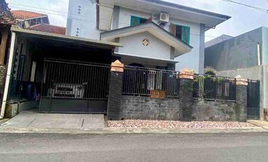 DIJUAL RUMAH MEWAH LINGKUNGAN PERUMAHAN 3LANTAI DEKAT RS WIROSABAN KAMPUS UAD