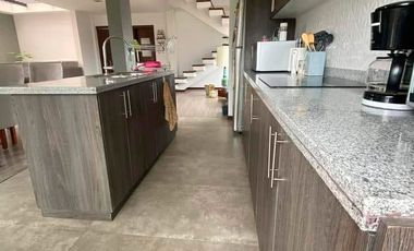 Departamento duplex amoblado de venta en sector residencial y comercial D370