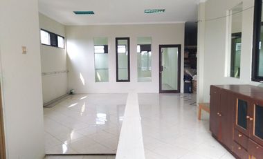 UNIT LANGKA RUANG USAHA PREMIUM DENGAN LAHAN PARKIR SANGAT LUAS DI JATIASIH