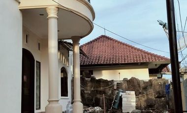 Rumah Mewah Akses ke Mall Living World Dijual, di Seroja Denpasar Area