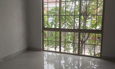 Dijual atau Di sewakan rumah 2 lantai Perumahan Grand Pakuwon, Surabaya Barat