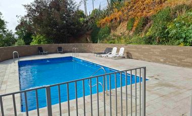 Se vende Departamento Amoblado. Eduardo Titus, VIÑA DEL MAR. Estilo mariposa. Ideal para Inversión. Cercano a Universidades. Condominio Seguro, seguridad 24/7. 2 dormitorios, 2 baños, estacionamiento