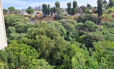 Se vende Departamento Amoblado. Eduardo Titus, VIÑA DEL MAR. Estilo mariposa. Ideal para Inversión. Cercano a Universidades. Condominio Seguro, seguridad 24/7. 2 dormitorios, 2 baños, estacionamiento