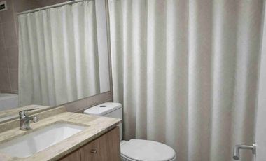 Se vende Departamento Amoblado. Eduardo Titus, VIÑA DEL MAR. Estilo mariposa. Ideal para Inversión. Cercano a Universidades. Condominio Seguro, seguridad 24/7. 2 dormitorios, 2 baños, estacionamiento