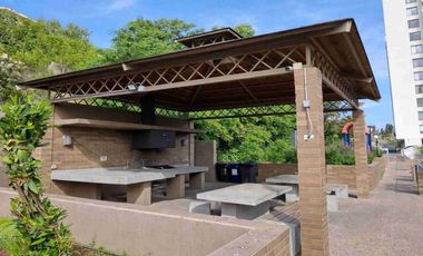 Se vende Departamento Amoblado. Eduardo Titus, VIÑA DEL MAR. Estilo mariposa. Ideal para Inversión. Cercano a Universidades. Condominio Seguro, seguridad 24/7. 2 dormitorios, 2 baños, estacionamiento