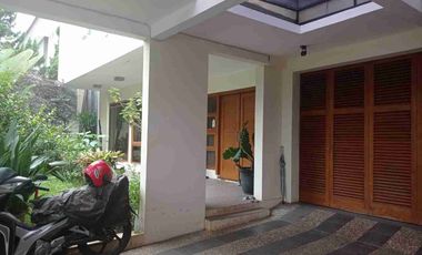 RUMAH MEWAH MINIMALIS TROPIS 2 LANTAI MAINROAD ANTAPANI BANDUNG.