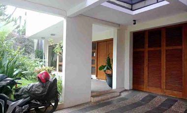 RUMAH MEWAH MINIMALIS TROPIS 2 LANTAI MAINROAD ANTAPANI BANDUNG.